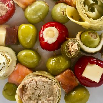 surtido de aceitunas, brochetas y encurtidos gourmet