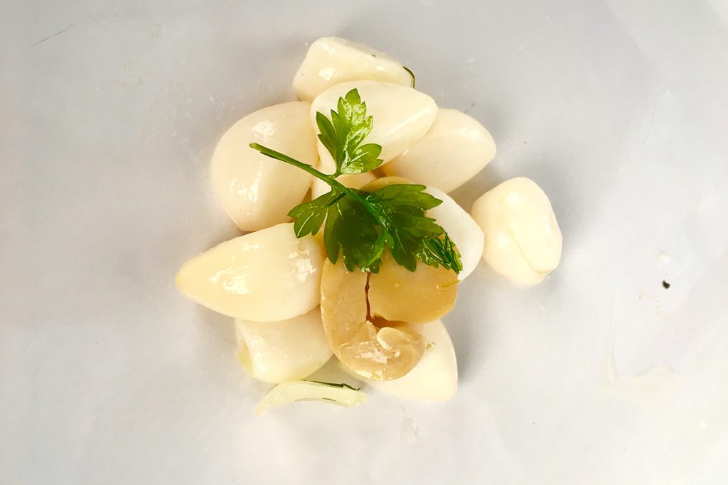 AJOS PROCEDENTE DE ASIA ALIÑADOS CON NUESTRA SALSA DE ACEITE Y ESPECIAS