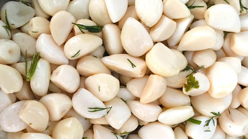 SABROSOS AJOS PROCEDENTE DE ASIA ALIÑADOS CON NUESTRA SALSA DE ACEITE Y ESPECIAS