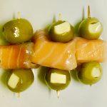Brochetas de Salmón y Aceitunas Negras
