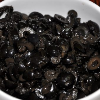como condimentar aceitunas negras